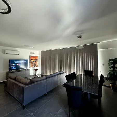 Lovely Spacious Two Bedroom Apartment *