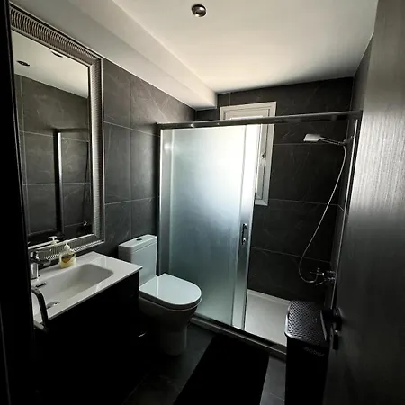 Apartment Lovely Spacious Two Bedroom *