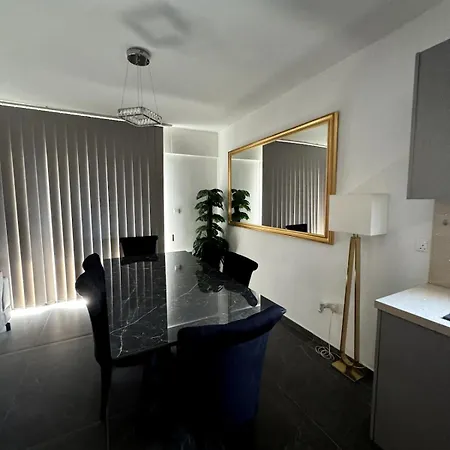 Lovely Spacious Two Bedroom 아파트